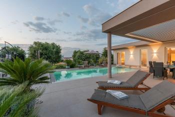 Exquisite Villa mit Panoramablick aufs Meer, Salzwasserpool mit Gegenstromanlage, BBQ, Poreč (Foto 4)