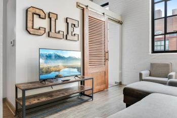 320- Downtown Loft Luxe Mattress Prking FAST Wifi, Cleveland (foto 2)