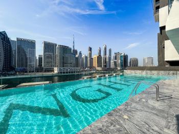 Stylish Home with Direct Pool Access by the Canal, Dubai (photo 2)