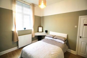 Large Bungalow - Sleeps 8 - 3 Large Beds - Plus Sofa Bed - Off Street Parking - Very Large Enclosed Gardens - Fast Wifi, Birmingham (fotografie 5)