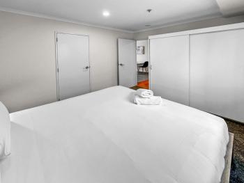 2BR Newmarket Retreat near Broadway by Zodiak Stays, Окленд (фото 5)