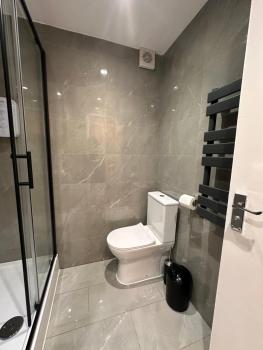 B - Newley Renovated Private Self-Contained Room in a Shared Apartment in Birmingham City Centre, Birmingham (foto 3)
