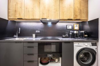 Modern 2BR in Exarchia l Ensuite Baths & Workspace, Atene (foto 4)