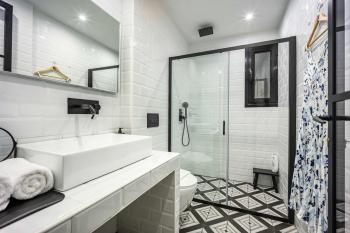Modern 2BR in Exarchia l Ensuite Baths & Workspace, Atene (foto 5)