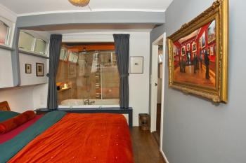 Amsterdam Center - Houseboat by Captain Ricard, Amsterdam (photo 2)