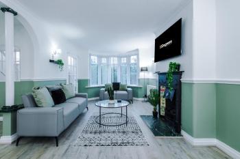 NEW! 4-Bed Home in Manchester by 53 Degrees Property, Ideal for Business & Long Term Contractor Stays, Sleeps 10!, Манчестер (фото 3)