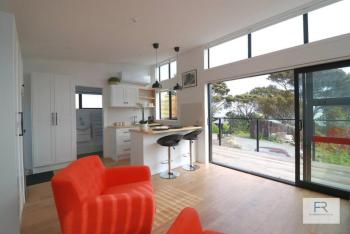 Cosy Tiny Home with Ocean Views, Auckland (photo 4)
