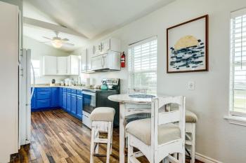 Sun & Salt Beach Pad - Cozy, Cute & Tail-Wagging Approved!, Серфсайд-Бич (фото 5)