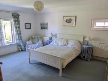 Cliffside is a Cosy Cottage B&B by Cowes Beach - Very big King Size guest BR & a Twin BR too if you book 3 to 4 guests, Cowes (photo 3)