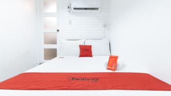 RedDoorz Plus at BGC near St Lukes, Manila (fotografie 3)