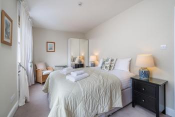 Spacious flat near Victoria and Warwick Square, Londýn (fotografie 3)