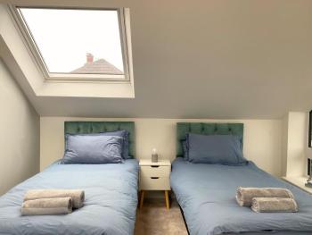 House - Sleeps 9 & Private Garden, Leeds (photo 5)
