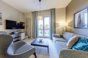 Boddenzeit - Moderne Ferienwohnung mit Nordbalkon, Wellnessbereich und Nähe zum Ostseestrand, Wustrow (zdjęcie 2)