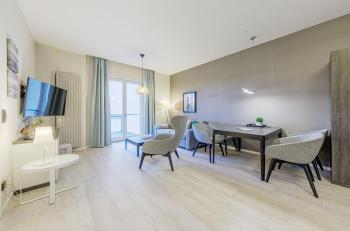 Boddenzeit - Moderne Ferienwohnung mit Nordbalkon, Wellnessbereich und Nähe zum Ostseestrand, Wustrow (zdjęcie 3)