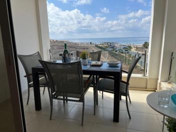 Lighthouse Beach - 3BR Seafront Apt 50m to Beach with Sea Views - Sleeps 6, Paphos (foto 2)