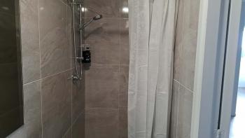 9 Beds including 3 Double Beds, 4 Single Beds, 2 Sofa Bed, Suite 1, 37 Totara Avenue, New Lynn, Auckland (photo 4)