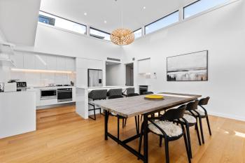 Penthouse with Marina Views - Studio or Two Bedroom Apartment, Wanaka (foto 3)