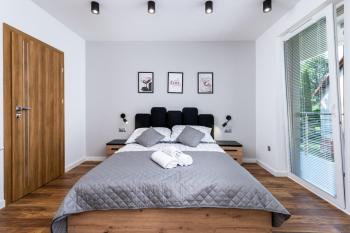 Prestigious Residence with Garden, Garage, and Elegant Rooms, Cracovia (foto 3)