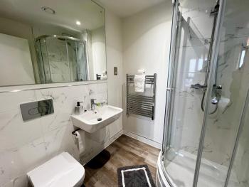 Premium Deals l Last-Minute Stay l 4 min walk to Birmingham Central Library l 18th floor 2 Bed 2 Bath City Centre Penthouse with GYM & Netflix by JVT Short Lets, Birmingham (fotografie 3)