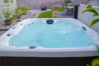 Vegas Hideaway with Jacuzzi & Pool by Strip, Las Vegas (Foto 3)