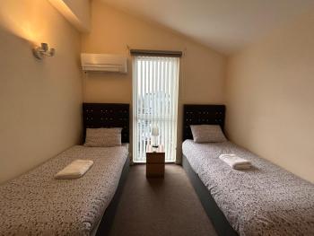 Great House + air conditioning + free car parking, Manchester (photo 4)