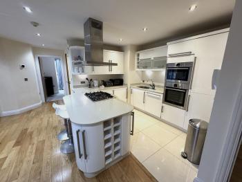 Spacious 2-Bedroom Apartment with Parking in Windsor 4LA, Windsor (photo 3)