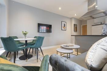 Bright 1-Bed Apartment in Central Birmingham, Birmingham (photo 5)