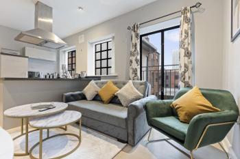 Bright 1-Bed Apartment in Central Birmingham, Birmingham (photo 4)