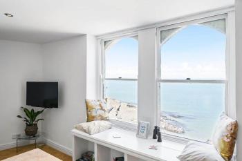 Stylish Flat with Stunning Sea Views Ilfracombe, Ilfracombe (photo 2)
