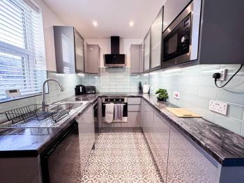 Four Bedroom House By Brookland Stays Serviced Accommodation Short Lets Manchester With Free WiFi, Манчестер (фото 3)