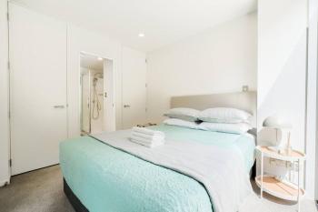 Stunning and Serene Two-bedroom Apartment, Auckland (photo 3)