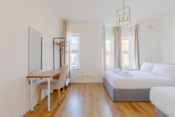 Spacious 2BD Flat Short Walk from ExCel London, London (photo 5)