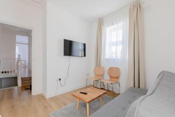 Spacious 2BD Flat Short Walk from ExCel London, London (photo 4)