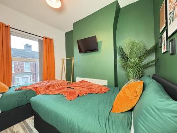 TV Every Bedroom 4 Bed 2 Bath Free Parking, Liverpool (photo 4)