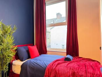 TV Every Bedroom 4 Bed 2 Bath Free Parking, Liverpool (photo 3)