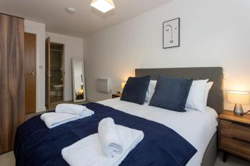2 Bed Media City Flat Salford Quays, Manchester (photo 2)