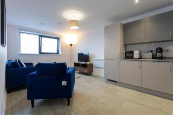 2 Bed Media City Flat Salford Quays, Manchester (photo 3)