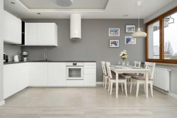 Nowoczesny Apartament Blisko Rzeki we Wrocławiu z Biurkiem i Parkingiem by Noclegi Renters, Breslau (Foto 3)
