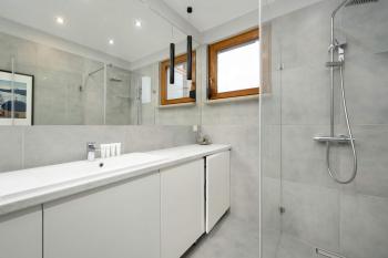 Nowoczesny Apartament Blisko Rzeki we Wrocławiu z Biurkiem i Parkingiem by Noclegi Renters, Breslau (Foto 4)