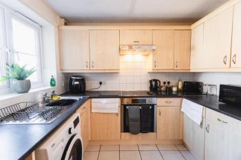 12FWC, 2 Bedroom Apartment, Sleeps 4, Free Parking, Town Centre Location, Swindon (photo 4)