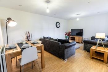 12FWC, 2 Bedroom Apartment, Sleeps 4, Free Parking, Town Centre Location, Swindon (photo 2)