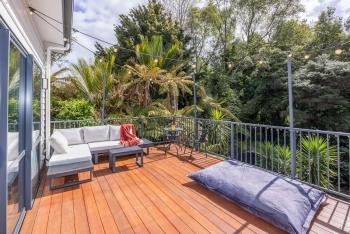 Unwind in Style- Deck with Lush Green Backdrop, Hamilton (Foto 5)