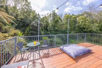 Unwind in Style- Deck with Lush Green Backdrop, Hamilton (Foto 2)