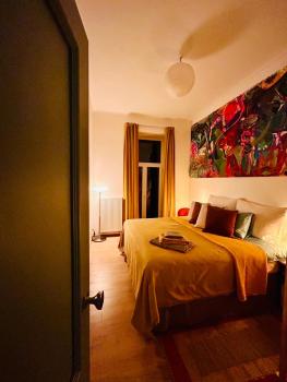 Green balcony & king size bed, Prague (photo 3)
