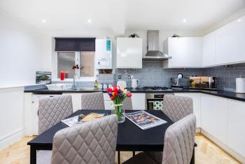 West Kensington 2BR Steps to Tube Sleeps 7, Londres (foto 3)