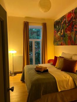 Green balcony & king size bed, Prague (photo 5)