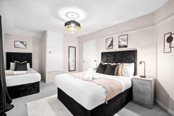 Stylish Three Bedroom House - Accommodates 7 - Parking - Garden - Recently Renovated 162S, Birmingham (foto 3)