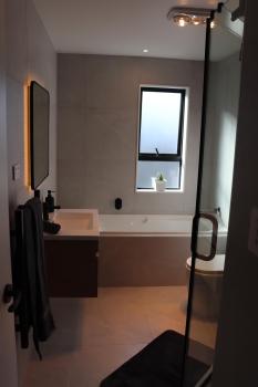 Luxe Modern Large Bedroom with Shared Kitchen and Amenities, Auckland (photo 5)