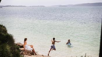 Azure Haven – A Waterfront Luxury Retreat for Families, Corlette (zdjęcie 4)