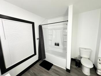 Fully Renovated Modern 4Bedroom 3Bath Home Close to Downtown Cleveland Fully Furnished, Cleveland (zdjęcie 4)